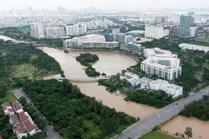 Mảng xanh và không gian chứa nước tại khu đô thị phía Nam TPHCM. Ảnh: THÀNH TRÍ