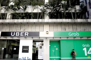 Grab và Uber bị phạt gần 10 triệu USD tại Singapore