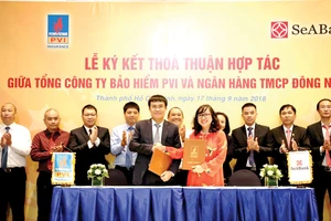 Ông Trương Quốc Lâm - Tổng Giám đốc Bảo hiểm PVI và bà Lê Thu Thủy - Tổng Giám đốc SeABank ký kết hợp tác