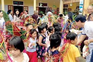 Hàng trăm suất quà Trung thu cho trẻ em nghèo miền núi A Lưới