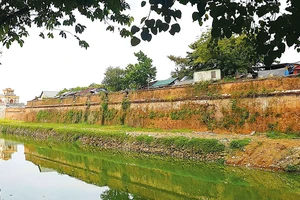 Di sản Kinh thành Huế bị xâm hại nghiêm trọng bởi hàng vạn người dân sống trên Thượng Thành