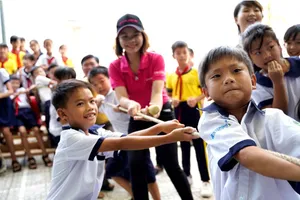 Nhân viên của tập đoàn Chubb tổ chức nhiều hoạt động cho học sinh trường tiểu học Thạnh An trong “Ngày Chubb vì cộng đồng 2018”