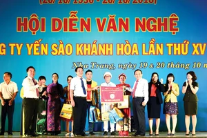 Ông Lê Hữu Hoàng (hàng đầu, bên phải) - Chủ tịch hội đồng thành viên Công ty tnhh Nhà nước MTV Yến sào Khánh Hòa trao giải nhất toàn đoàn cho Công ty Cổ phần Nước giải khát Yến sào Khánh Hòa và Công ty Cổ phần Nước giải khát Sanest Khánh Hòa