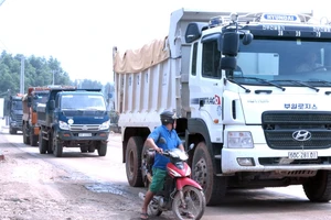 Các xe chở hàng tại mỏ đá Tân Cang 8 nỗ lực giữ vệ sinh môi trường trên đường di chuyển