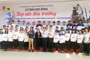 166 bạn học sinh của 13 tỉnh thuộc ĐBSCL được trao học bổng năm nay