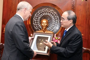Bí thư Thành ủy TPHCM Nguyễn Thiện Nhân trao quà lưu niệm tặng Hoàng tử Andrew, Công tước xứ York, Vương quốc Anh. Ảnh: VIỆT DŨNG