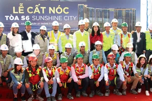 Cất nóc công trình Sunshine City vượt tiến độ 21 ngày