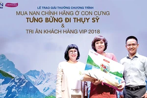 Chị Hoàng Thị Mai Phương (giữa), ngụ tại TPHCM, là người thắng giải chuyến đi Thụy Sỹ trị giá 240 triệu đồng này