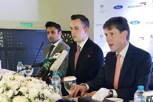 Phó Cao ủy Anh tại Pakistan Richard Crowder, Robert Williams, Giám đốc Kinh doanh Châu Á Thái Bình Dương và Trung Đông của British Airways và Zulfi Bukhari, Trợ lý Đặc biệt về người Pakistan và Phát triển nhân lực ở nước ngoài (từ phải sang) trong cuộc họ