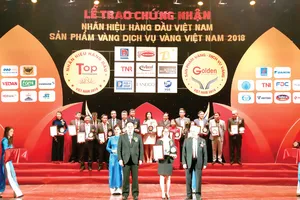 Đại diện Công ty Vedan nhận chứng nhận từ Ban tổ chức