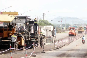 Công trường thi công, sửa chữa, khắc phục QL1A tại Bình Định những ngày cận tết