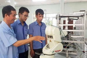 Đào tạo kỹ thuật viên thao tác trên robot tại Trường Cao đẳng Lý Tự Trọng. ẢNH: HOÀI NAM