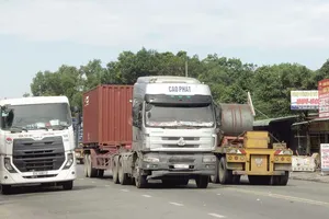 Xe container giành hết mặt đường chính trong KCN Sóng Thần, TX Dĩ An. Ảnh: VĂN PHONG