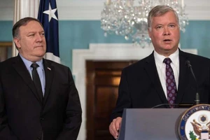 Đặc phái viên Mỹ về Triều Tiên Stephen Biegun (phải) và Ngoại trưởng Mike Pompeo tại trụ sở Bộ Ngoại giao Mỹ