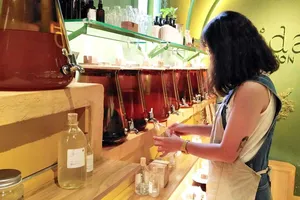 Khách hàng có thể mang chai lọ cũ đến cửa hàng để sang chiết các sản phẩm cần thiết cho gia đình