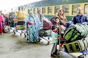 Tàu Samjhauta Express chờ đợi khởi hành từ Ấn Độ đến Pakistan sau khi hai nước đồng ý bắt đầu nối lại hoạt động vận tải đường sắt