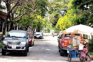 Đậu ô tô tràn lan chiếm lòng lề đường