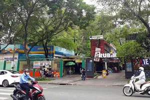 Thảo Cầm viên Sài Gòn nhìn từ phía cổng đường Nguyễn Thị Minh Khai