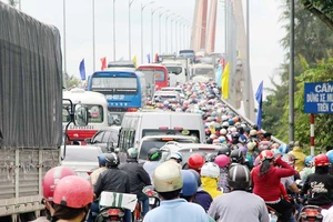 Cầu Rạch Miễu thường xuyên bị kẹt xe vào các dịp lễ, tết cuối tuần. Ảnh: HÀM LUÔNG