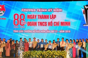 Các đồng chí lãnh đạo TPHCM chúc mừng những đơn vị đoạt giải thưởng. Ảnh: THU HƯỜNG