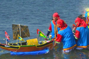 Nghi lễ thả mô hình thuyền ra biển trong Lễ khao lề thế lính Hoàng Sa