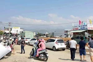 Ki-ốt giao dịch bất động sản mọc lên khắp nơi ở Quảng Nam và TP Đà Nẵng. Ảnh: NGỌC PHÚC