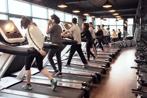 Nhiều người đến các điểm tập gym để rèn luyện sức khỏe