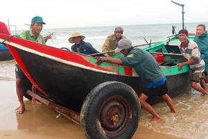 Ngư dân ở xã Cẩm Dương (Hà Tĩnh) đưa thuyền vào bờ tránh bão. Ảnh: DƯƠNG QUANG