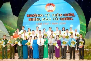 Phó Bí thư Thường trực Thành ủy TPHCM Trần Lưu Quang tặng hoa các cá nhân, tổ chức ủng hộ Quỹ “Vì biển đảo quê hương - Vì tuyến đầu Tổ quốc”