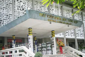 Nhà nghiên cứu Hải Ngọc Thái Nhân Hòa tặng sách cho thư viện