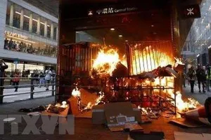 Người biểu tình đốt phá tại lối vào một ga tàu điện ngầm ở Hong Kong, Trung Quốc ngày 8-9-2019. Ảnh: Kyodo/TTXVN