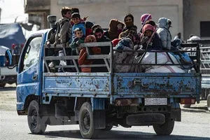 Người dân Syria sơ tán tránh chiến sự tại thị trấn Ras al-Ain. Ảnh: TTXVN