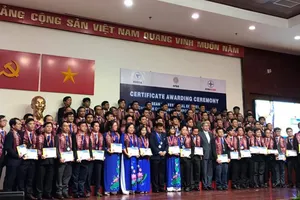 Trao chứng nhận chuyên gia cho cán bộ, nhận viên EVNHCMC