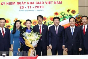 Chủ tịch Quốc hội Nguyễn Thị Kim Ngân và lãnh đạo trường Đại học kinh tế quốc dân. Ảnh: Trọng Đức/TTXVN