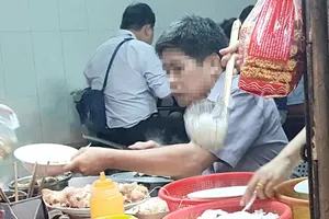 Người bán dùng tay không bốc thịt, bún làm đồ ăn cho khách