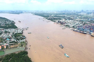 Sông Đồng Nai - nguồn cung cấp nước quan trọng cho TPHCM - đoạn qua quận 2 và huyện Nhơn Trạch (tỉnh Đồng Nai)