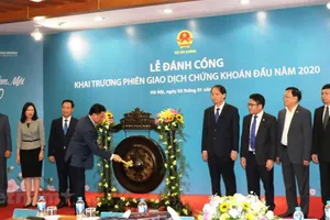 Lễ đánh cồng khai trương phiên giao dịch chứng khoán đầu năm 2020, ngày 2/1, tại HNX. Ảnh: PV/Vietnam+