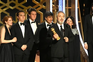 Đạo diễn Sam Mendes cùng êkíp đoàn phim 1917 trên sân khấu nhận giải. Ảnh: Goldenglobes.com