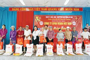 Bà Nguyễn Thu Thủy - đại diện Vedan trao quà Tết cho bà con phường Mỹ Xuân (thị xã Phú Mỹ, Bà Rịa - Vũng Tàu)