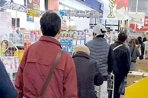 Người dân xếp hàng mua đồ tại siêu thị Nhật Bản