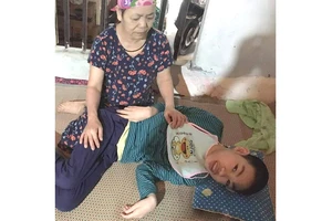 Phan Anh Cương bên bà