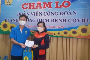 Liên đoàn Lao động quận 3 trao quà người lao động khó khăn