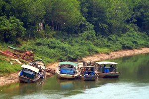 Tàu hút trộm cát trên sông Đồng Nai (xã Thống Nhất, huyện Bù Đăng)