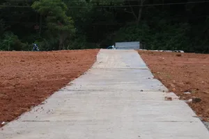 Đường bê tông xây dựng trên đất nông nghiệp tại Đà Lạt. Ảnh: ĐOÀN KIÊN