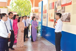 Đồng chí Nguyễn Thị Lệ, Phó Bí thư Thành ủy, Chủ tịch HĐND TPHCM, cùng các đảng viên trong buổi sinh hoạt chuyên đề “Hồ Chí Minh - Những nét phác họa chân dung”. Ảnh: MẠNH HÒA