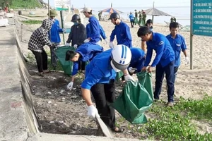 Hà Tĩnh ra quân hưởng ứng ngày môi trường thế giới. Ảnh: TN&MT