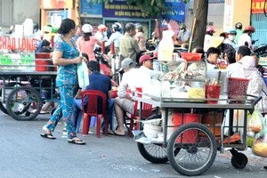 Buôn bán lấn chiếm lòng đường trên đường Lê Đại Hành, quận 11. Ảnh: CAO THĂNG