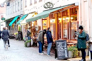 Người dân Thụy Điển nghiêm túc thực hiện giãn cách xã hội trên đường phố Stockholm