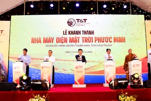 Thứ trưởng Bộ Công thương Cao Quốc Hưng và Chủ tịch HĐQT kiêm TGĐ Tập đoàn T&T Group Đỗ Quang Hiển cùng các đại biểu thực hiện nghi lễ khánh thành