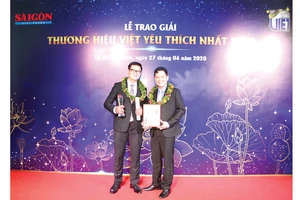 Ông Nguyễn Trần Vĩnh Anh - Giám đốc Khối Du lịch trong nước và ông Trần Trung Hiếu - Giám đốc Khối Hướng dẫn Công ty Du lịch TST tourist nhận giải Thương hiệu Việt 2020 và Thương hiệu vàng 14 năm liên tiếp